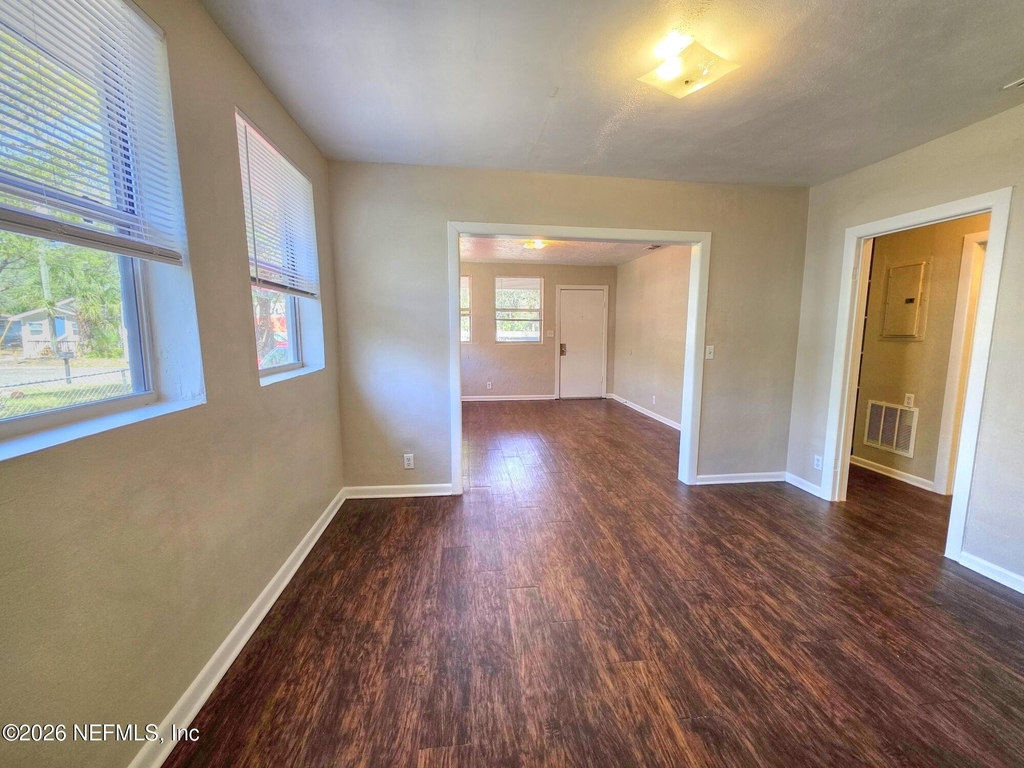916 W 25th Street - Photo 11