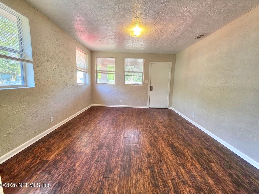 916 W 25th Street - Photo 8