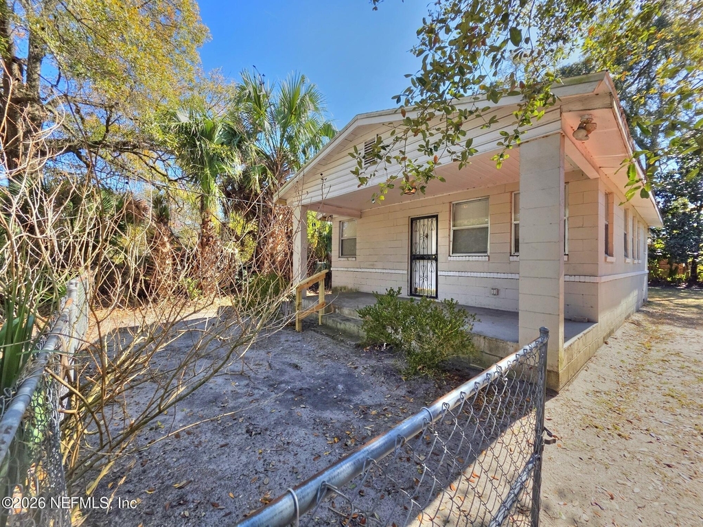 916 W 25th Street - Photo 1
