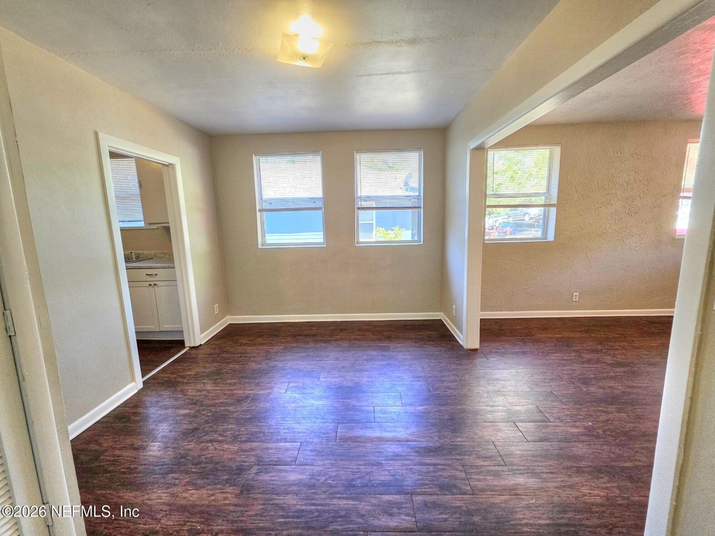 916 W 25th Street - Photo 10