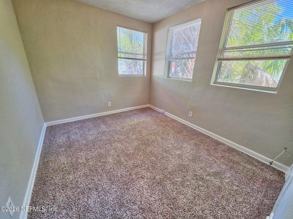 916 W 25th Street - Photo 18