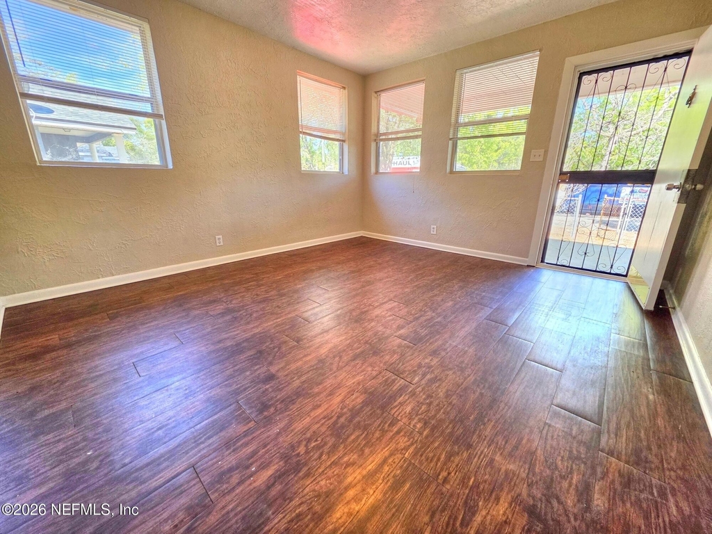 916 W 25th Street - Photo 6