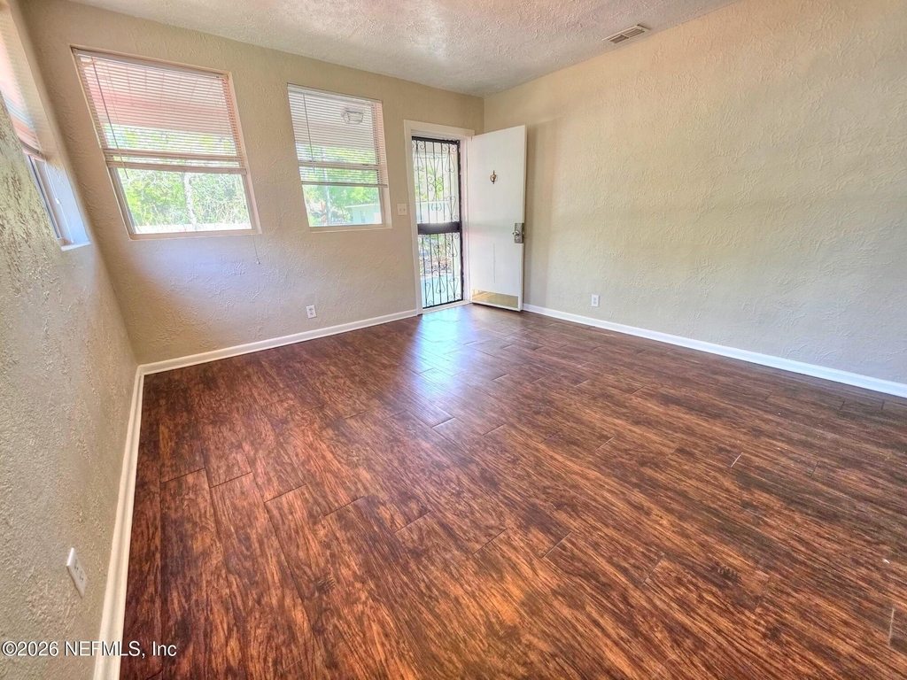 916 W 25th Street - Photo 7