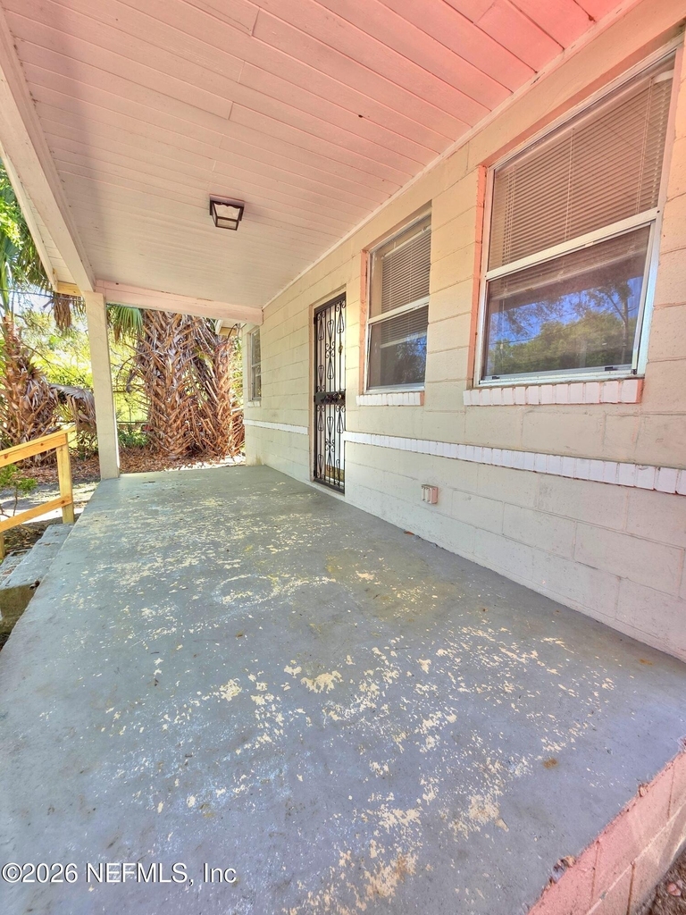916 W 25th Street - Photo 2