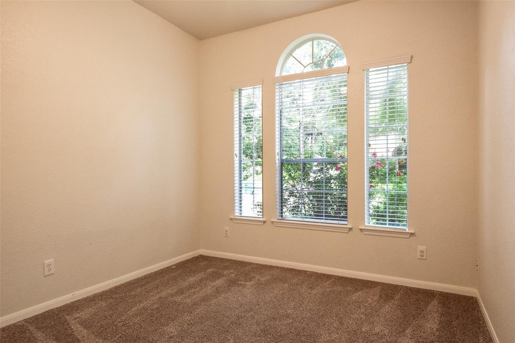 22 Hobbit Glen Drive - Photo 16
