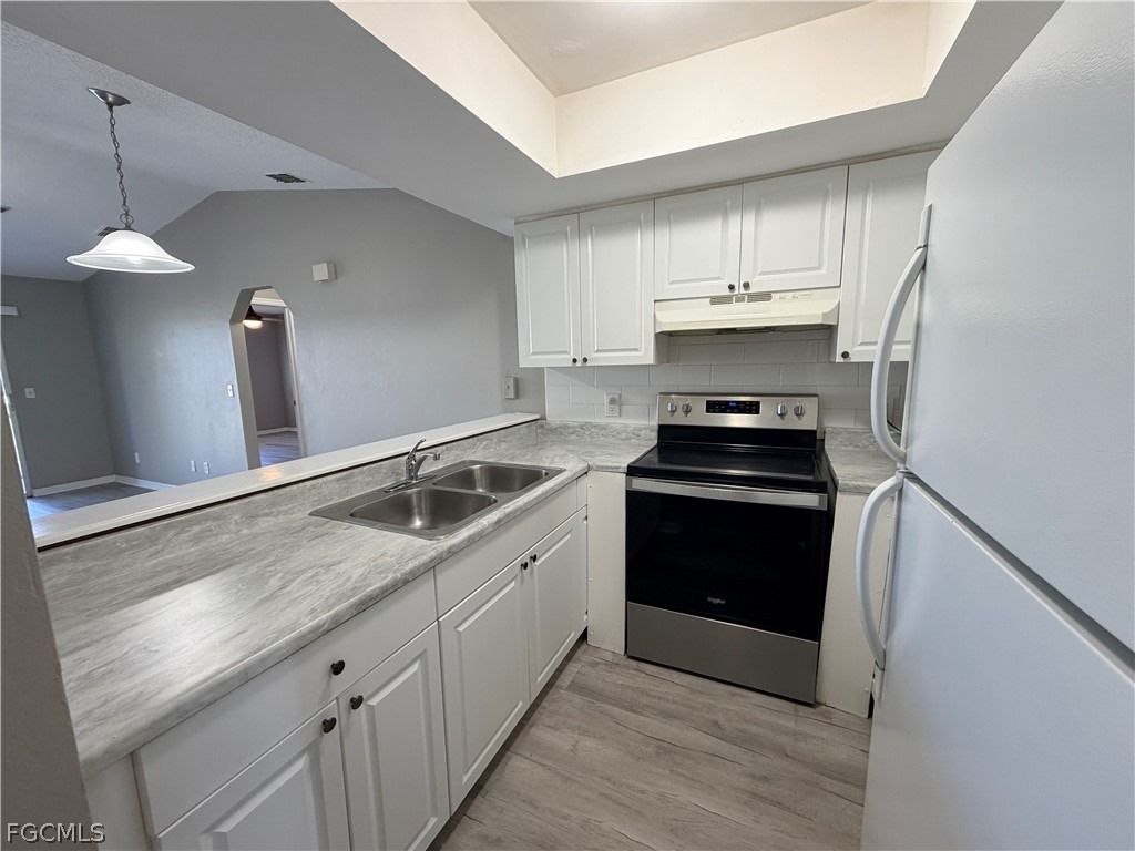 823 Gleason Parkway - Photo 3
