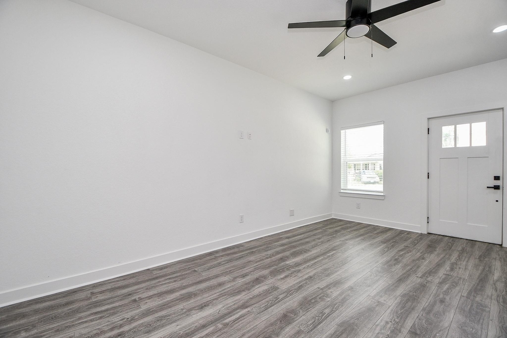 9734 Pelsey Street - Photo 4