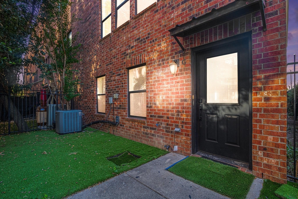 2422 Navigation Boulevard - Photo 0