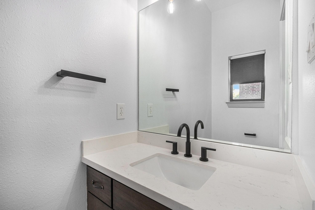 2422 Navigation Boulevard - Photo 6
