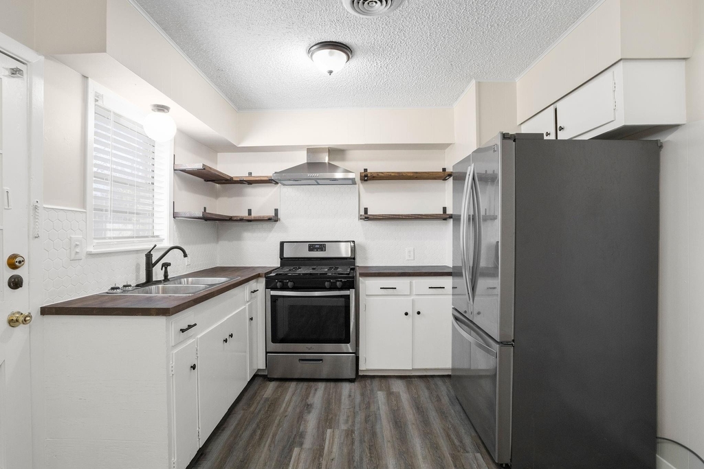 118 Johnson Street - Photo 6