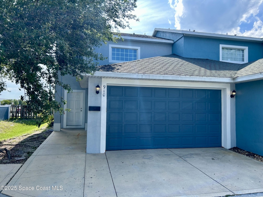 910 Twisting Branch Court - Photo 0