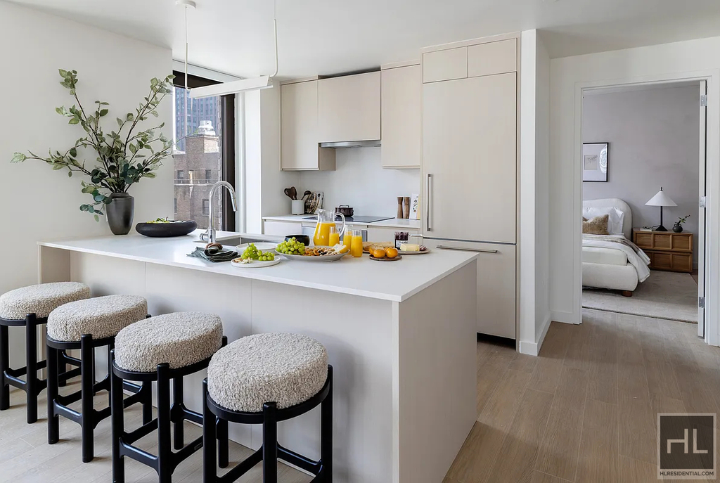East 50 Street - Photo 6