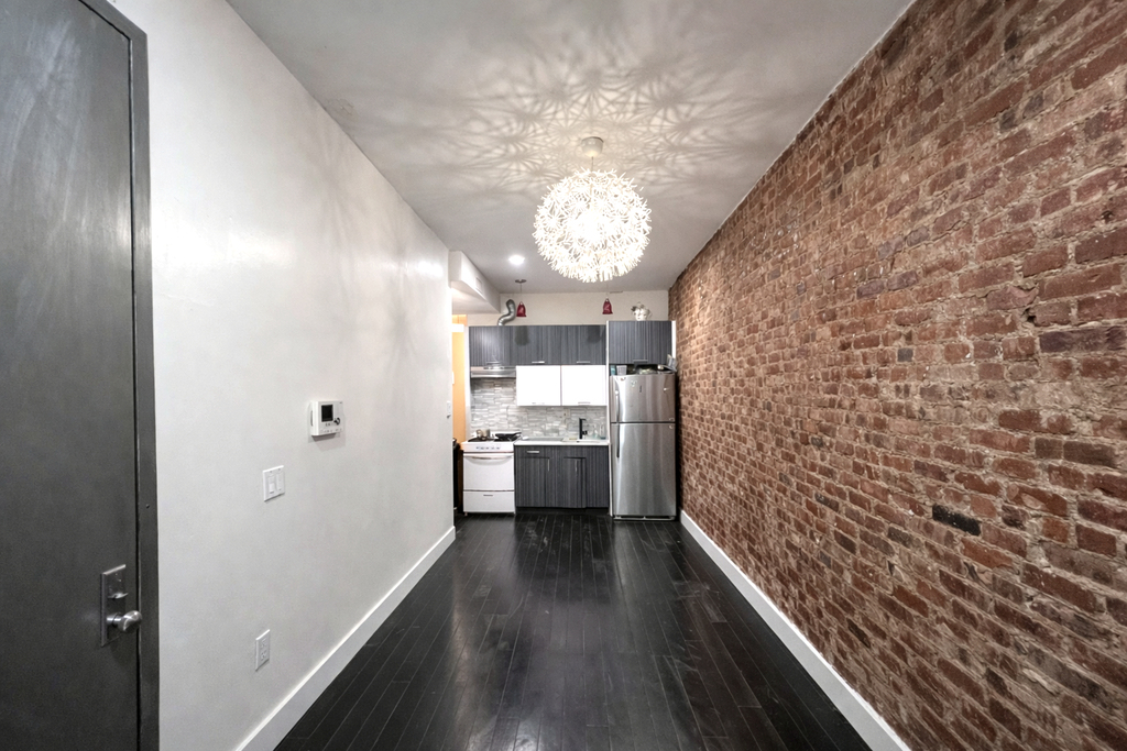 1066 Putnam Avenue - Photo 3