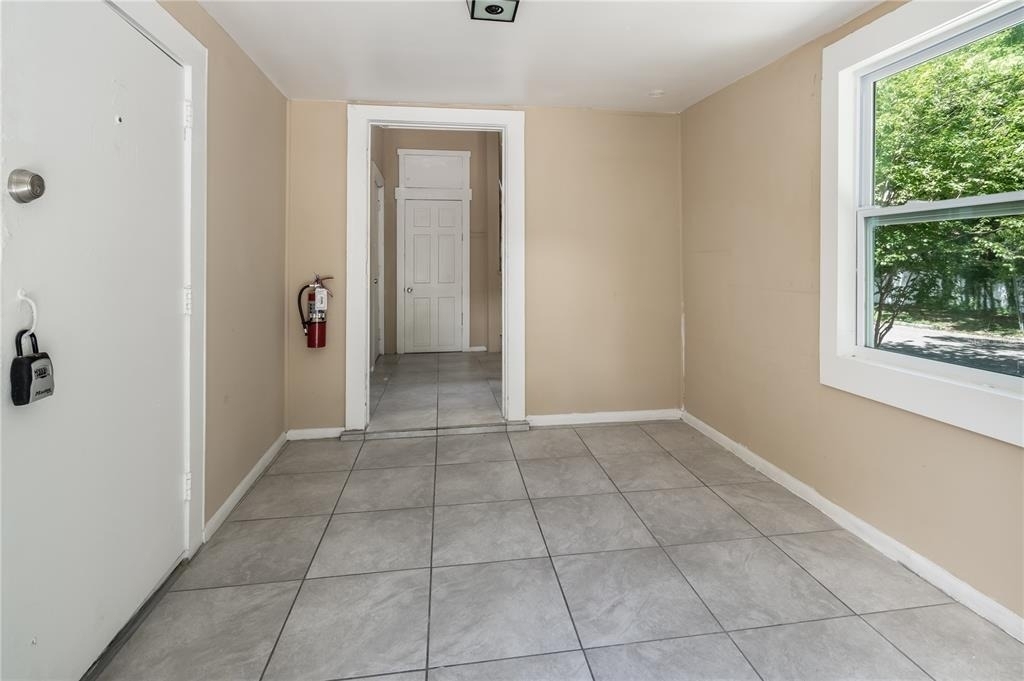 418 E Amelia Avenue - Photo 2