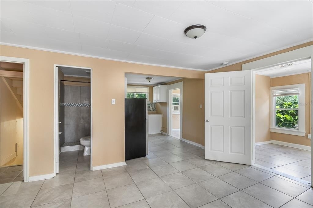 418 E Amelia Avenue - Photo 2