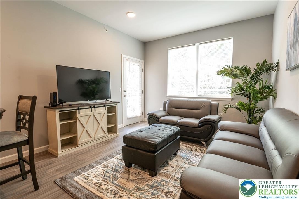 948 N Front Street - Photo 3