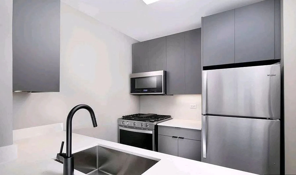 250 West 50th Street - Photo 2
