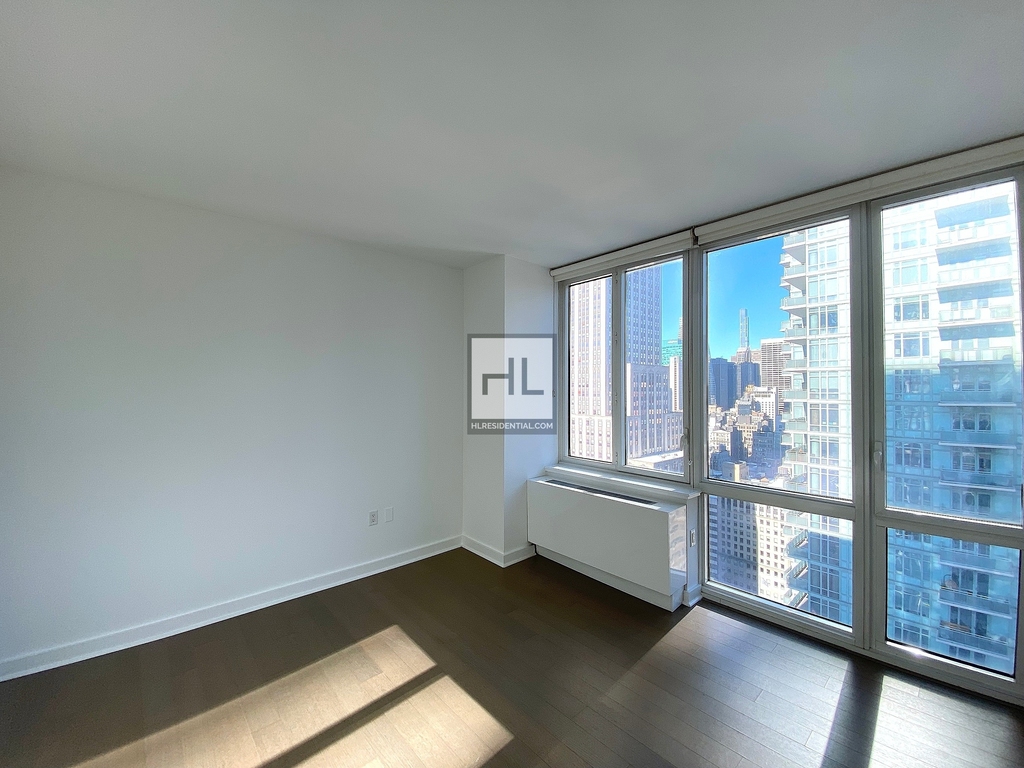 Fifth Avenue - Photo 1