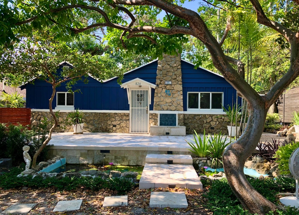 824 35th Street - Photo 0