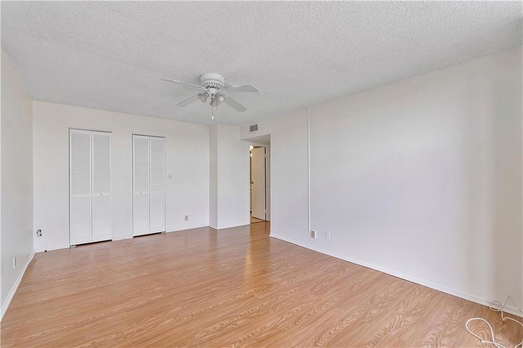 1000 Parkview Drive - Photo 2