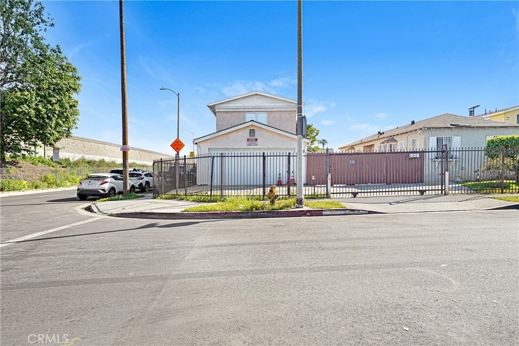 400 W 109th Street W - Photo 1