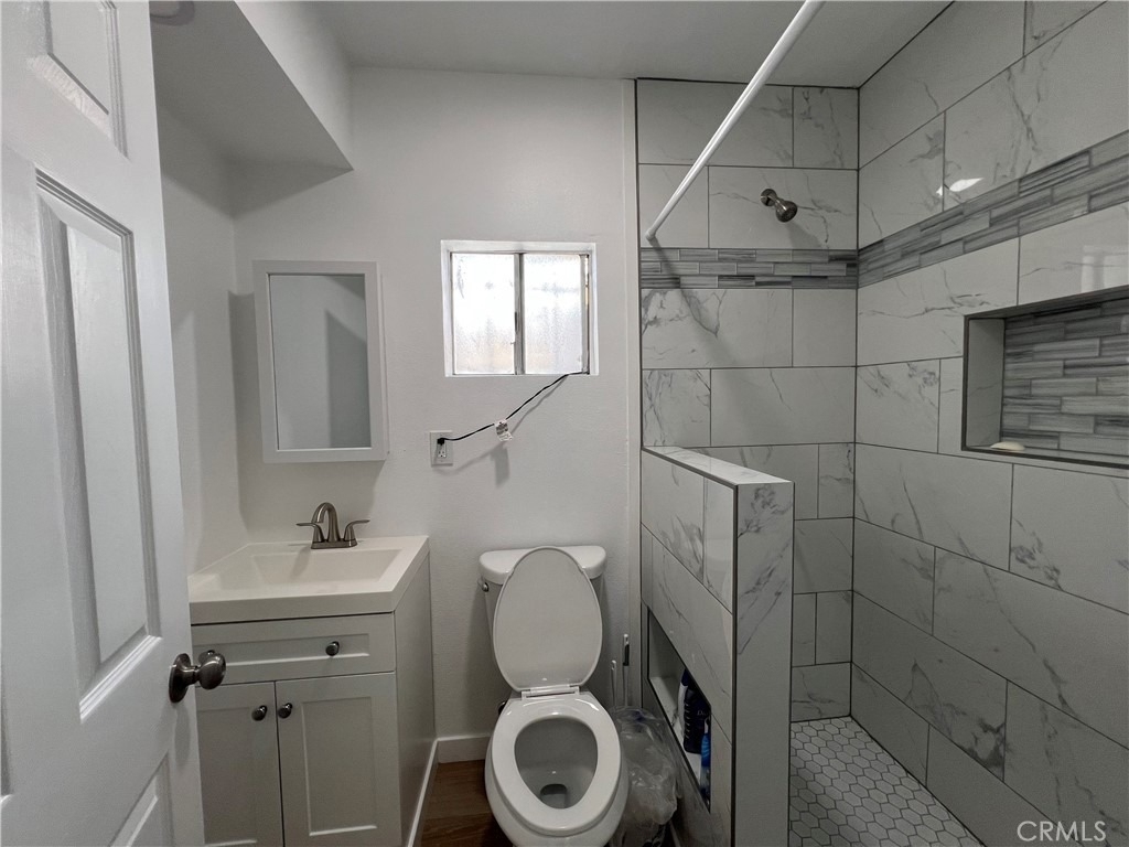 1561 W 38th Place - Photo 5