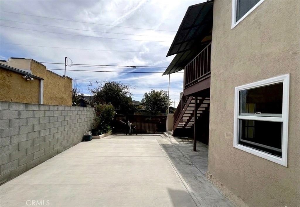 1561 W 38th Place - Photo 6