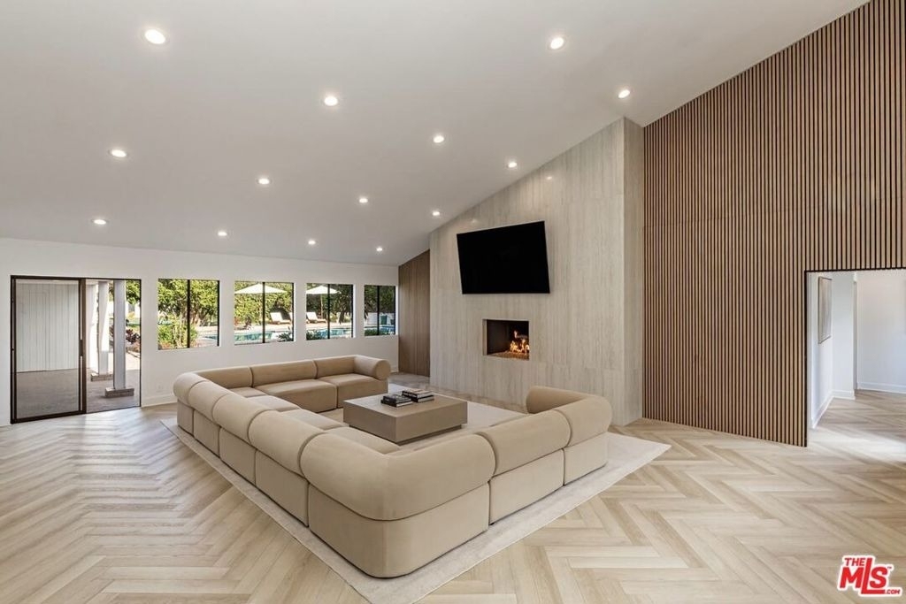 624 N Beverly Drive - Photo 11