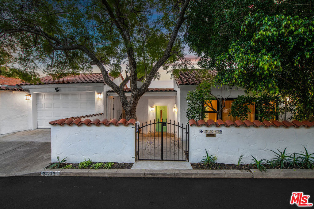 3323 N Knoll Drive - Photo 0