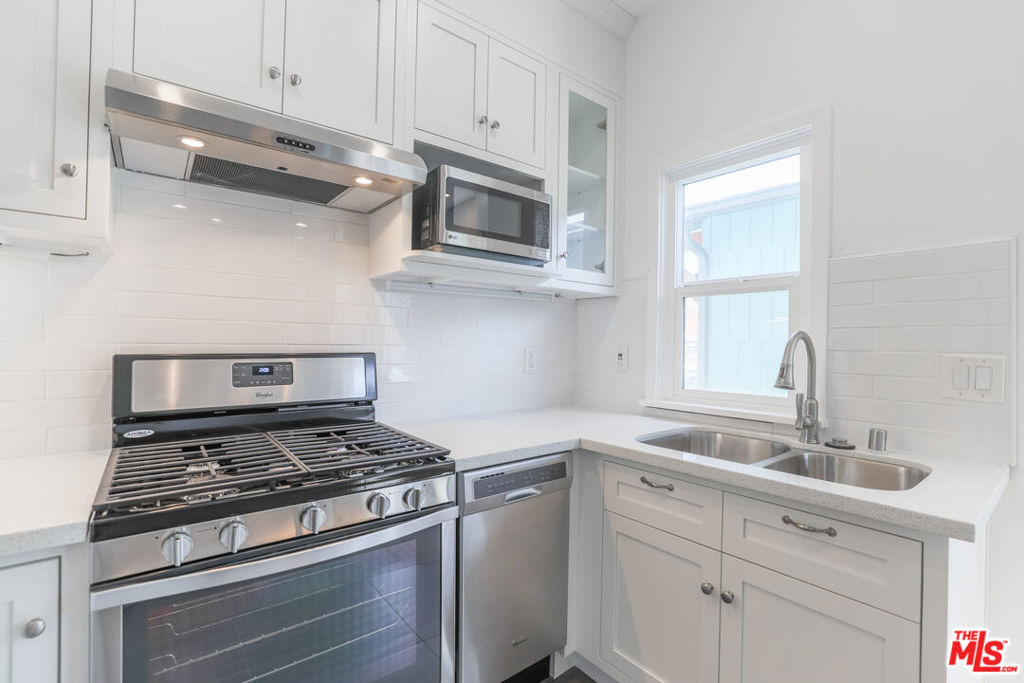 31 Breeze Avenue - Photo 2