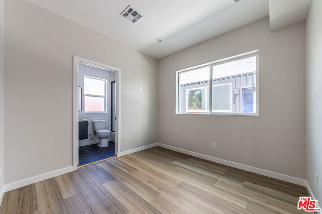 6700 Balboa Boulevard - Photo 17
