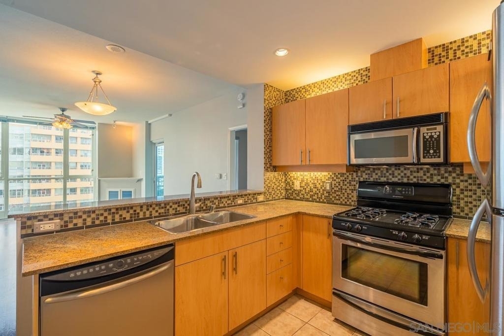 300 W Beech St - Photo 3