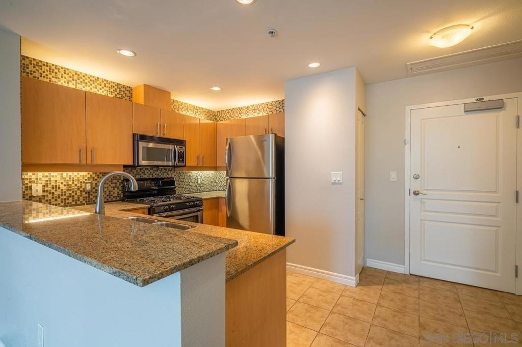 300 W Beech St - Photo 2