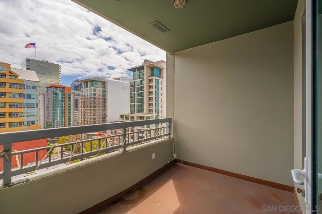 300 W Beech St - Photo 16