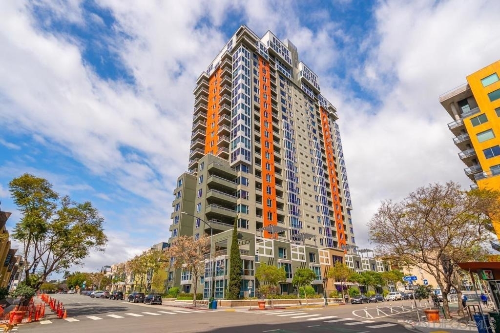 300 W Beech St - Photo 0