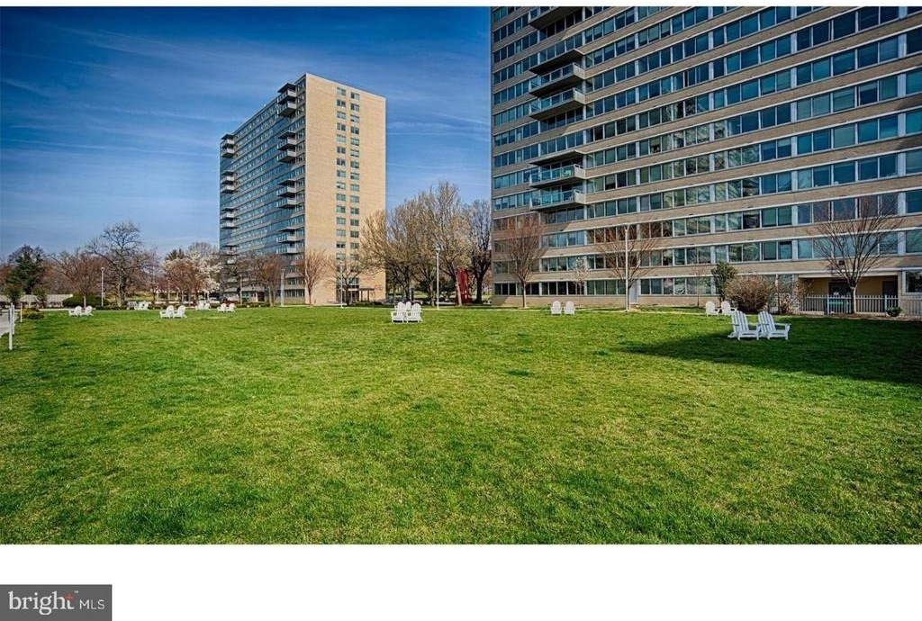 2200 Benjamin Franklin Parkway - Photo 15
