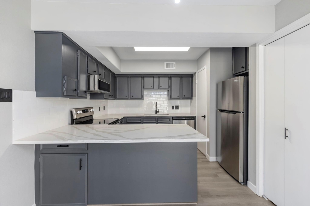 2226 Nantucket Dr - Photo 2