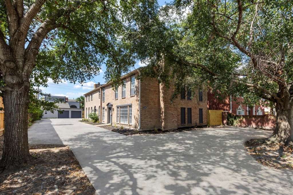 2226 Nantucket Dr - Photo 0