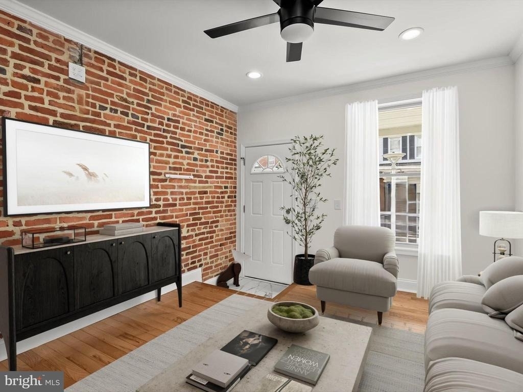 404 N Robinson Street - Photo 1