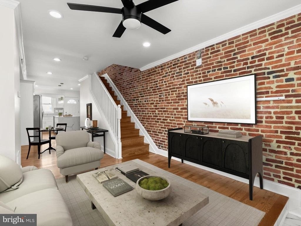 404 N Robinson Street - Photo 2