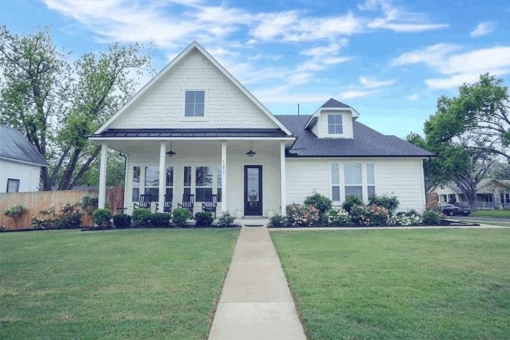 1215 Davis St - Photo 0
