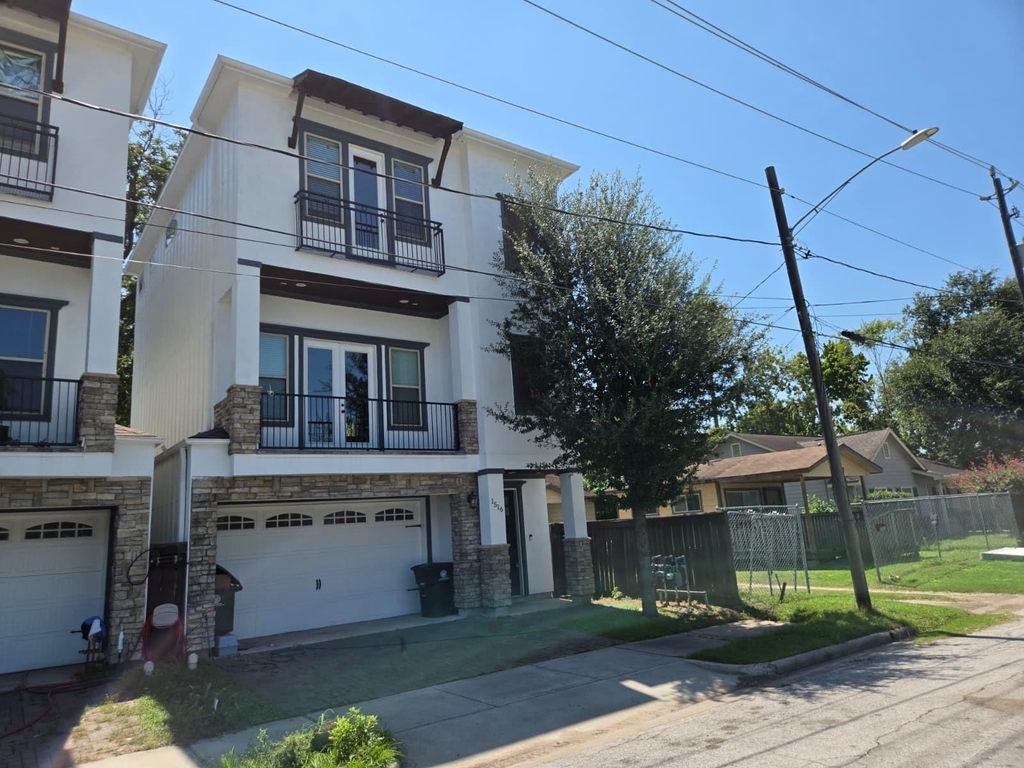 1516 Amundsen Street - Photo 1