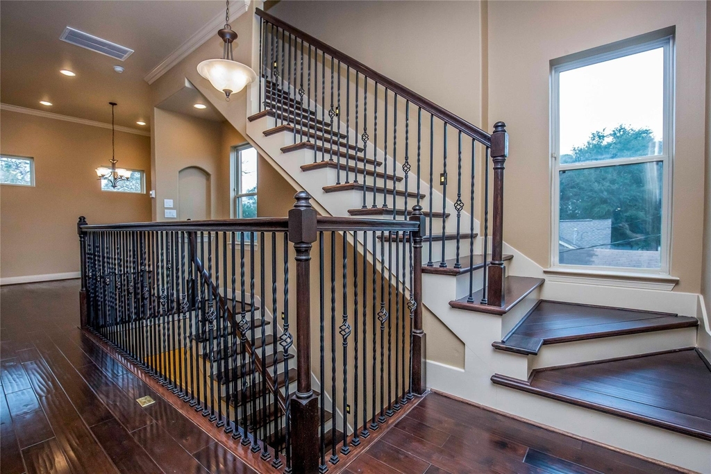 1516 Amundsen Street - Photo 3