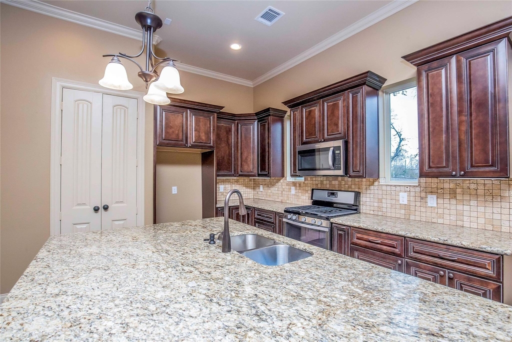 1516 Amundsen Street - Photo 16