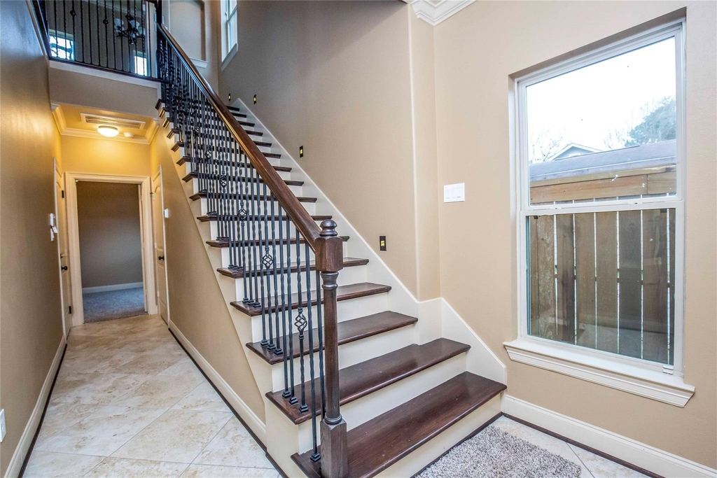 1516 Amundsen Street - Photo 4