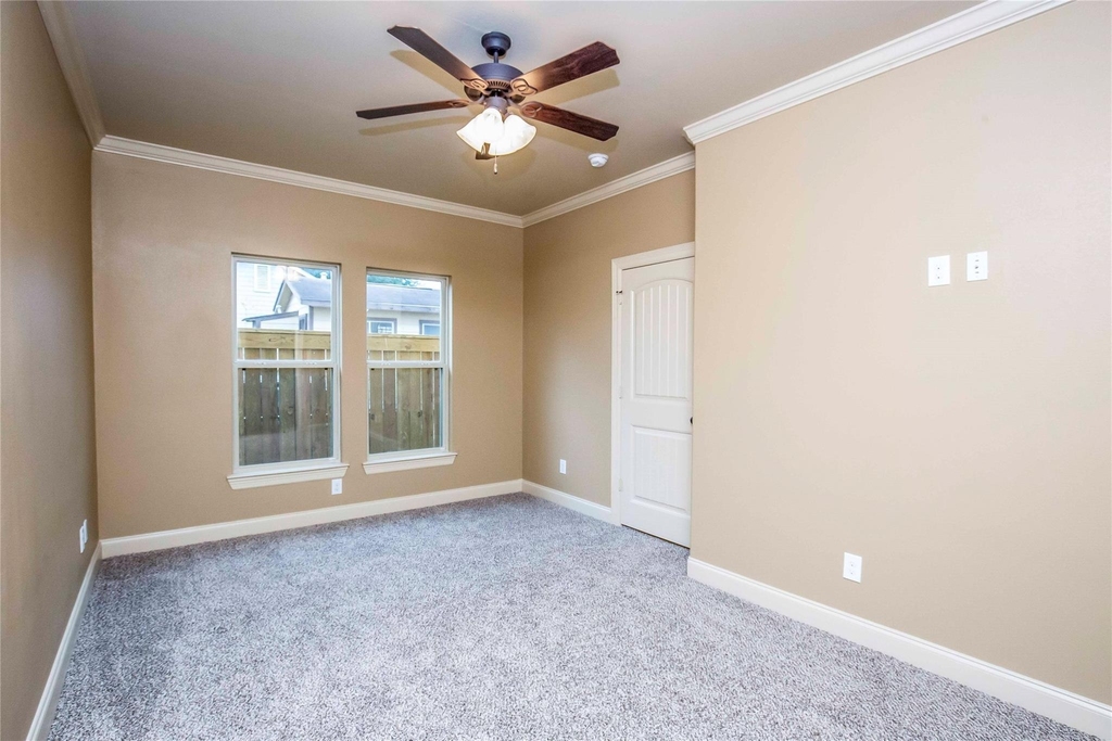 1516 Amundsen Street - Photo 10