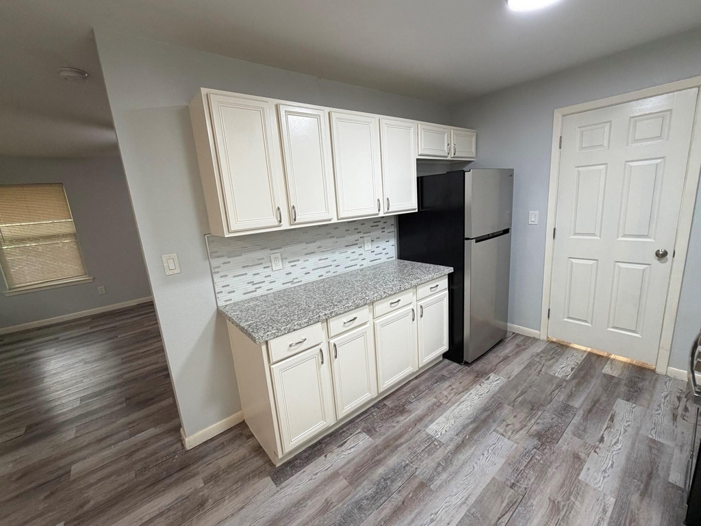 710 Avenue J Place - Photo 5