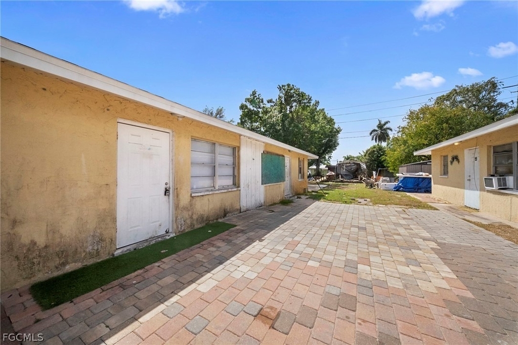 464 Carolina Avenue - Photo 2