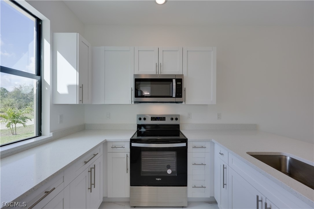 714 W 12th Street - Photo 3