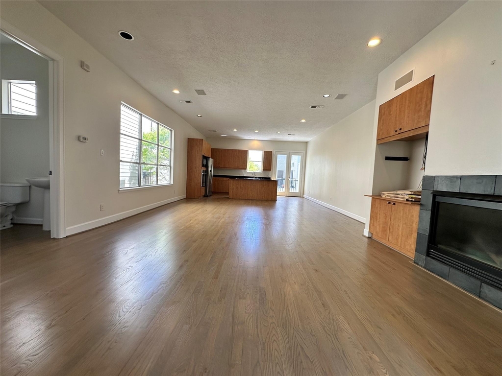 2713 Crawford Street - Photo 2